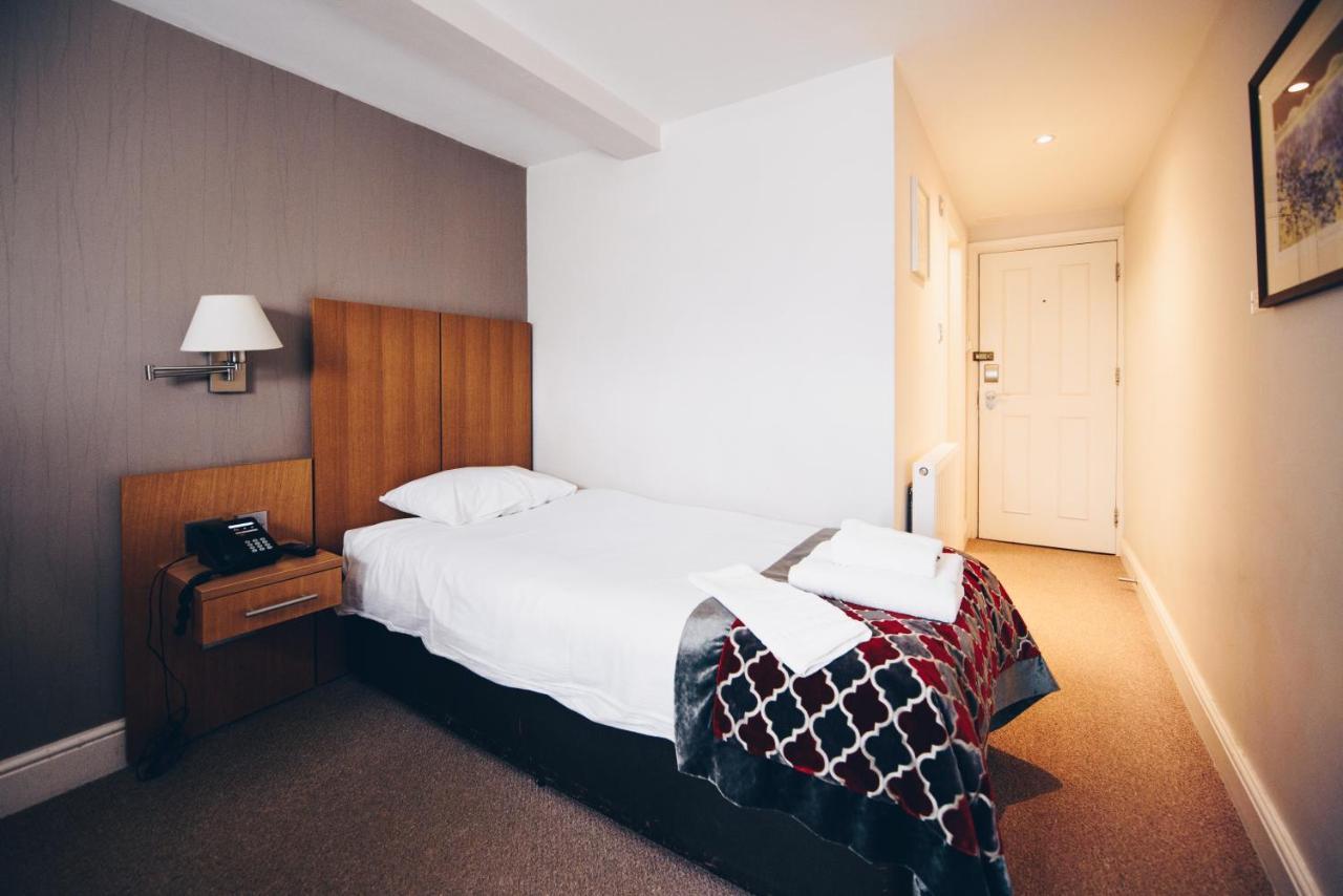 Fox Country Inn Хай Уикъмб Екстериор снимка